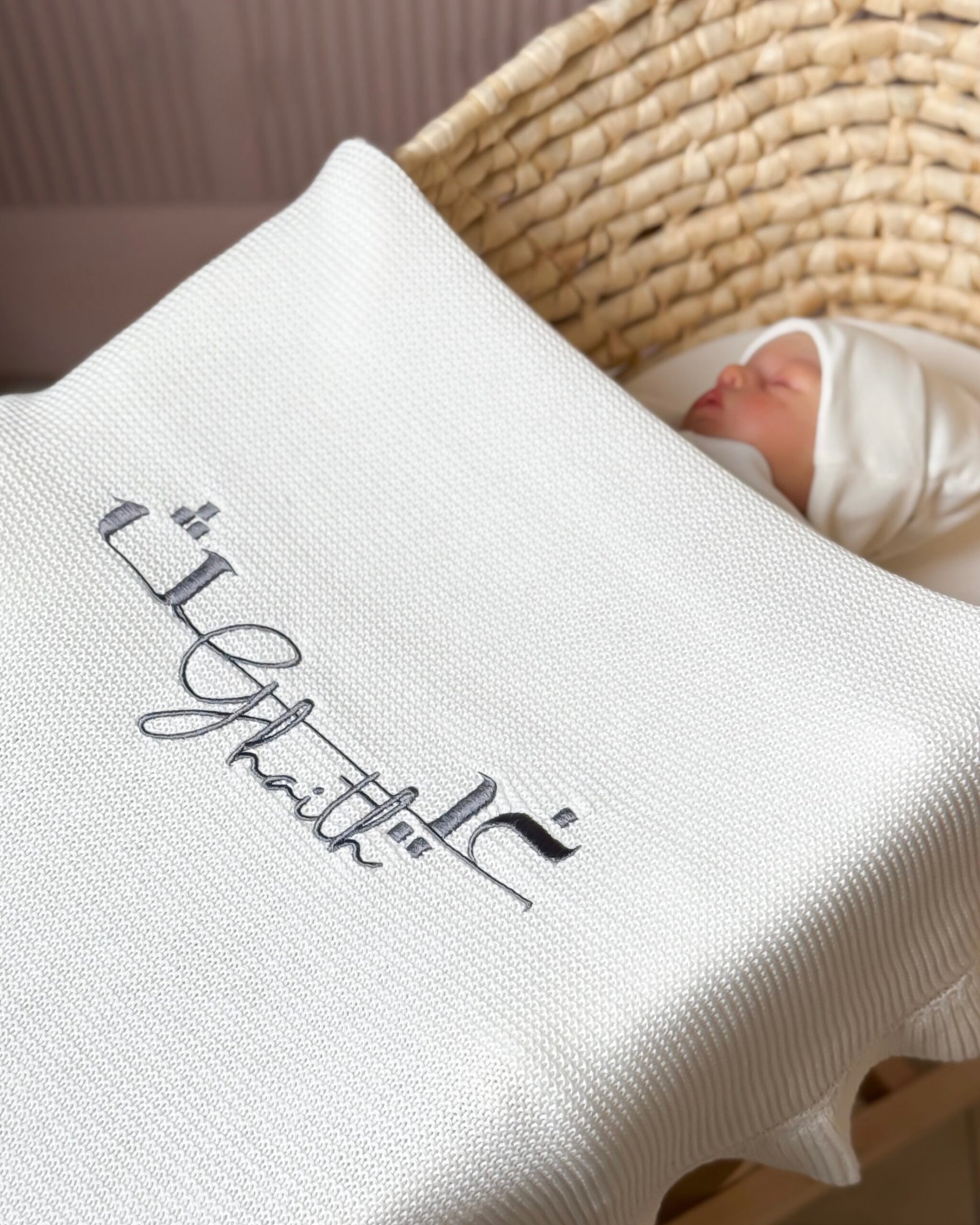 6- White Blanket - الصورة 2