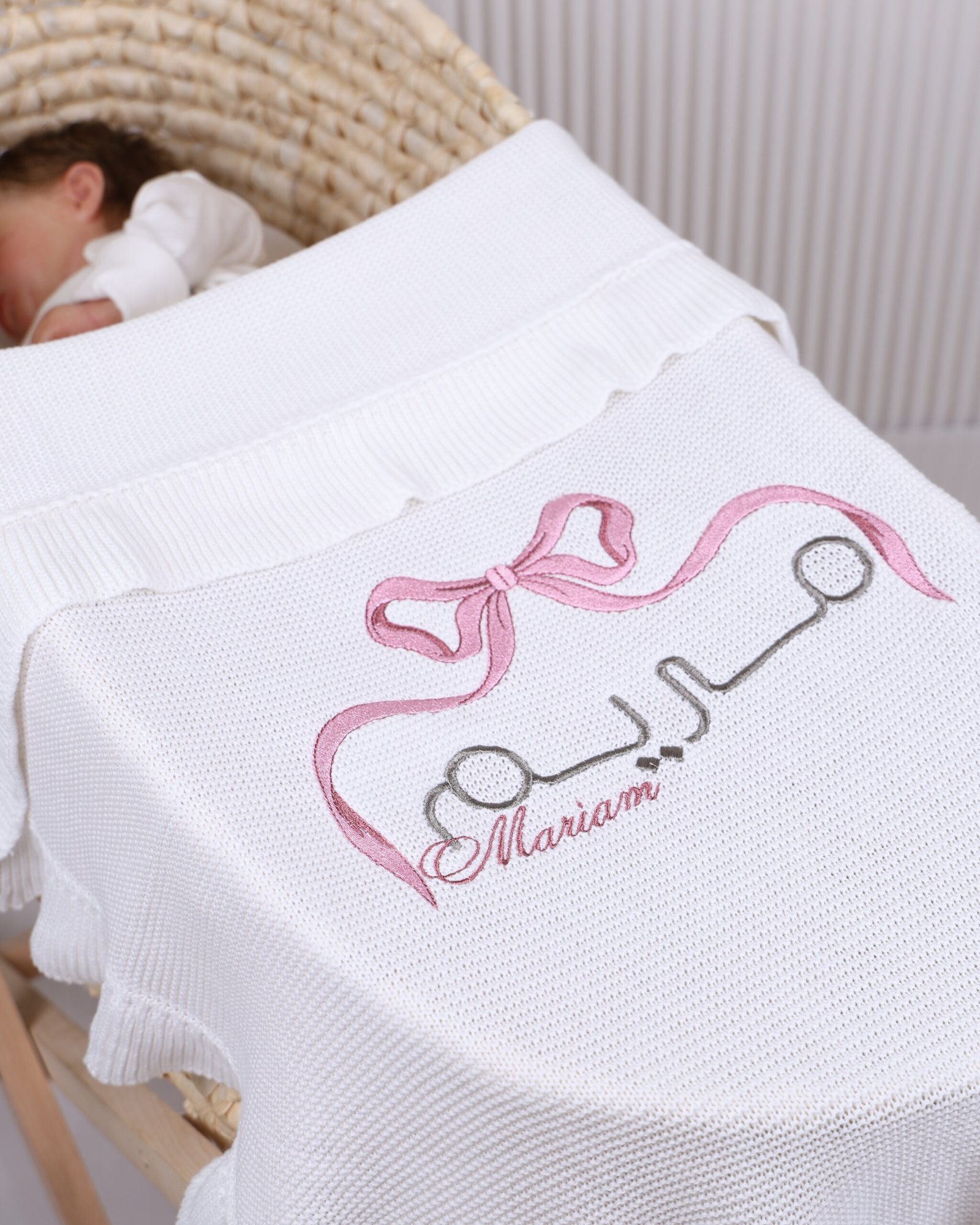 4- White Large Bow Blanket - الصورة 5